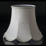 Håndsyet kantet lampeskærm med buer 24 cm i højden betrukket med off white silke