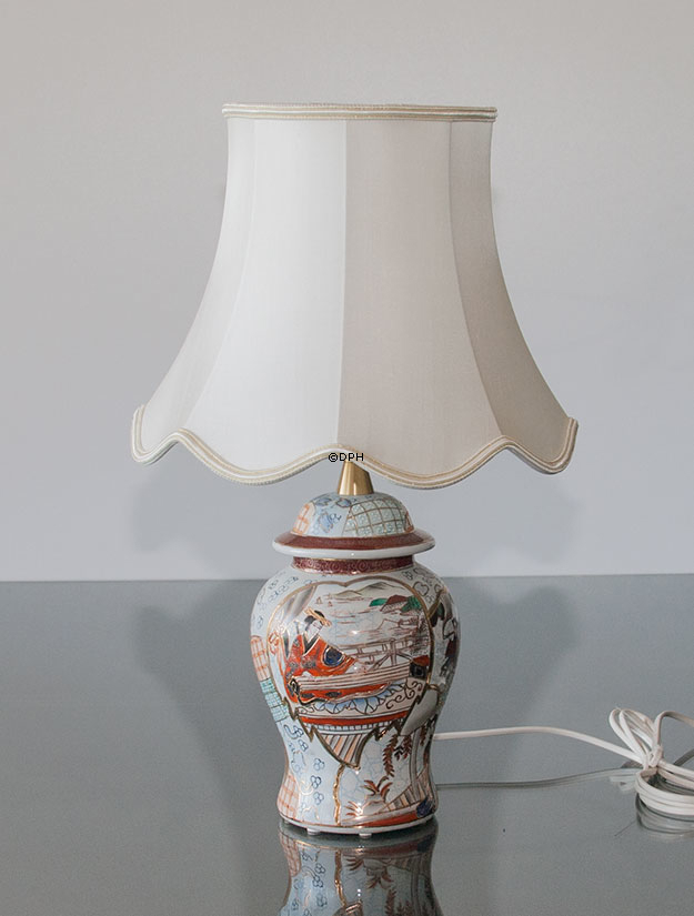 Håndsyet kantet lampeskærm med buer 24 cm i højden betrukket med off white silke