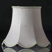 Håndsyet kantet lampeskærm med buer 26 cm i højden, betrukket med off white...