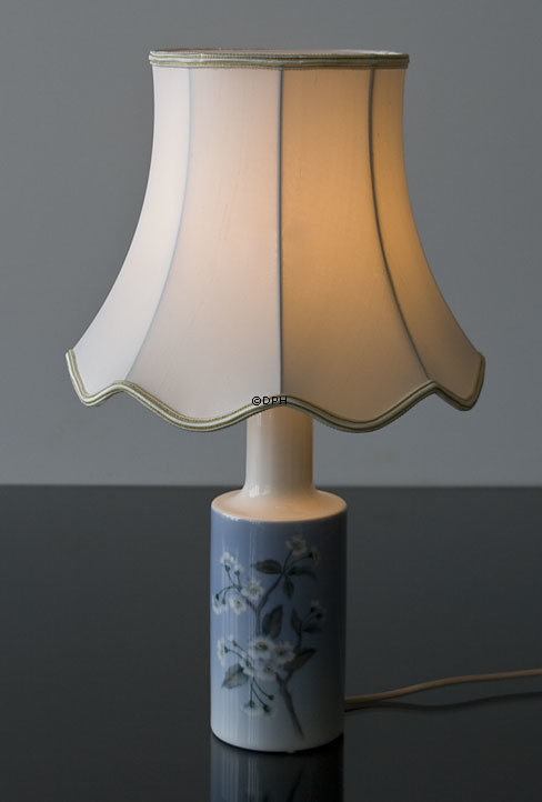 Håndsyet kantet lampeskærm med buer 26 cm i højden, betrukket med off white silke