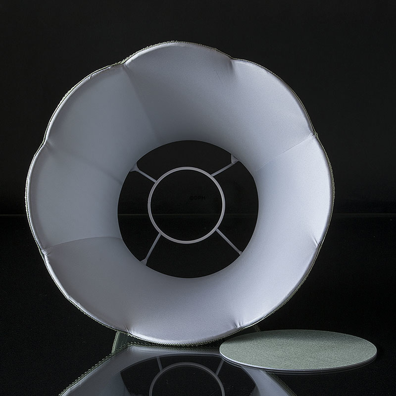 Håndsyet kantet lampeskærm med buer 32 cm i højden, lys grøn silke stof