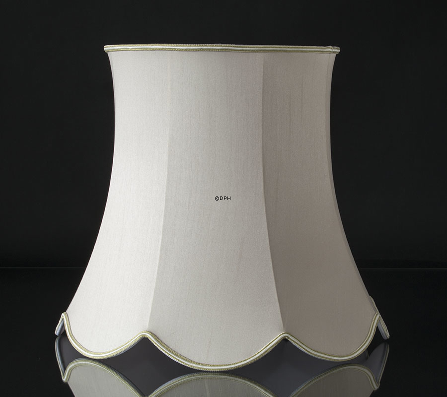 Håndsyet kantet lampeskærm med buer 42 cm i højden, betrukket med off white silke