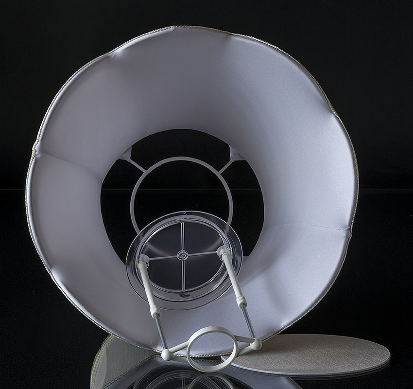 Håndsyet kantet lampeskærm med buer 42 cm i højden, betrukket med off white silke