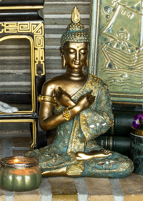 Buddha siddende med arme over kors i kontemplation, guldfarve polyresin