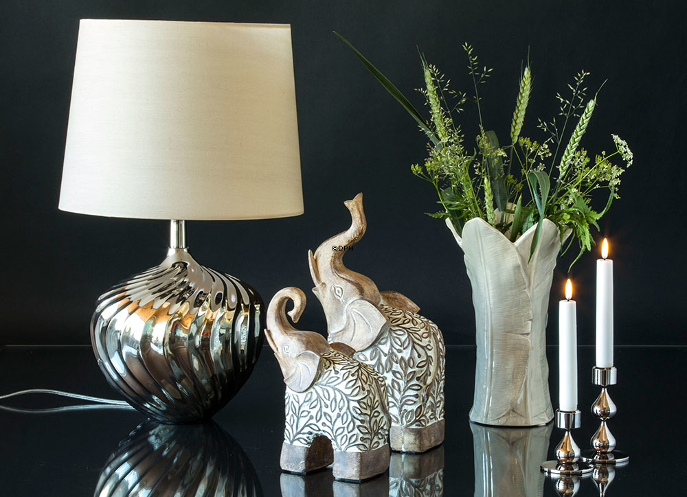 Elefant med højt hævet snabel, beige polyresin