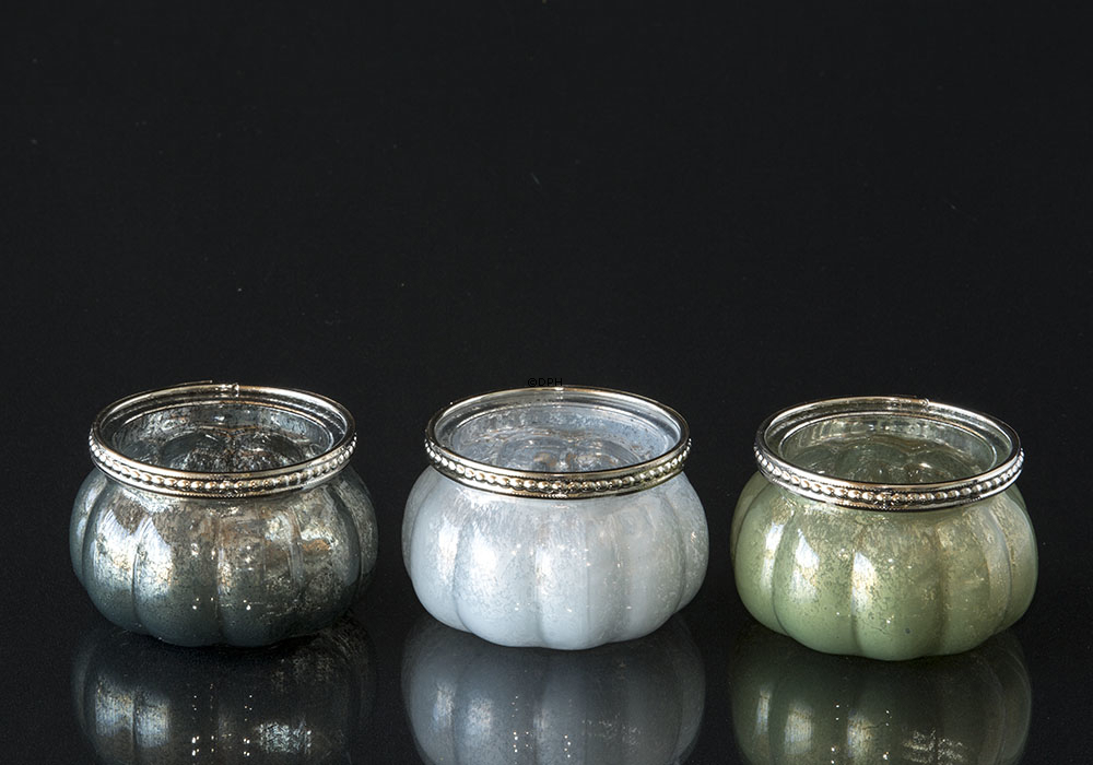 Fyrfadslys i hvidt glas med metalrand