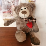 Lækker blød bamse med rødt hjerte, grå