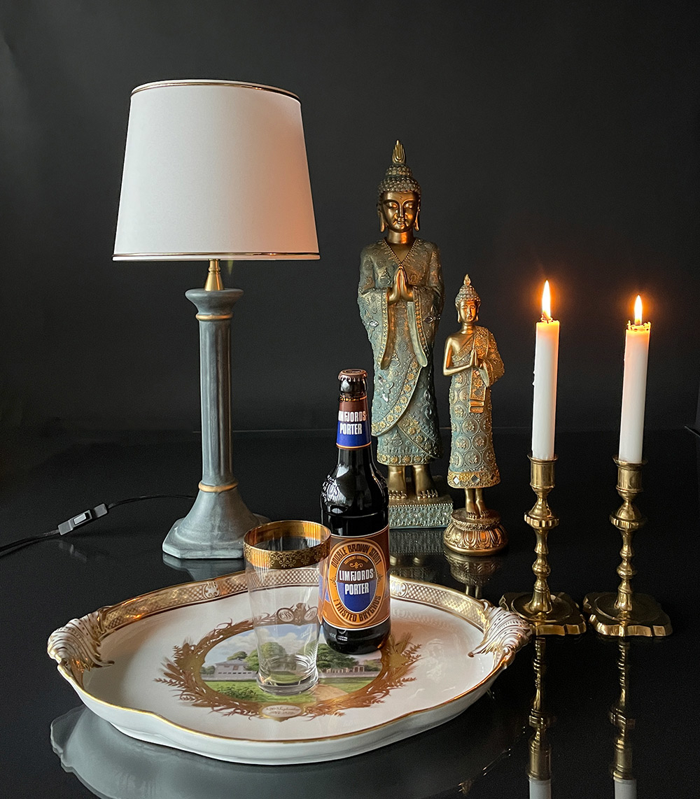 Buddha stående bedenede på lotus, gylden og grøn polyresin