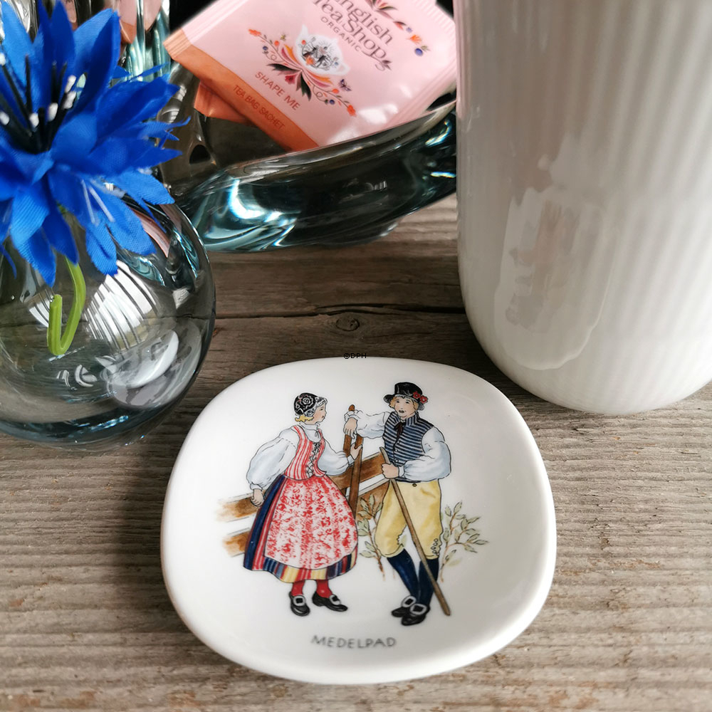 Mini Platte (Plaquette) i serien Svenske landskabsdragter nr. 11 Medelpad
