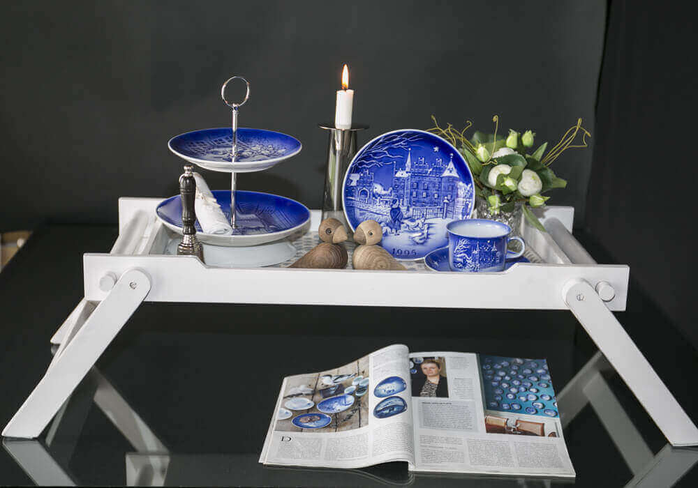 Serving tray with folding legs, decorated with HC andersen Danish Blue plates and annual cup