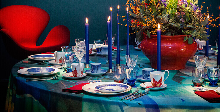 Julekopper i blå og hvide farver- smukt julebord med juleplatter og julekopper