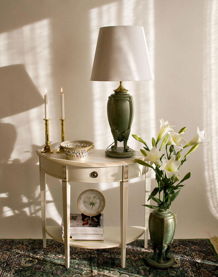 Stor flot bordlampe med blomster dekoration med lilla oval lampeskærm