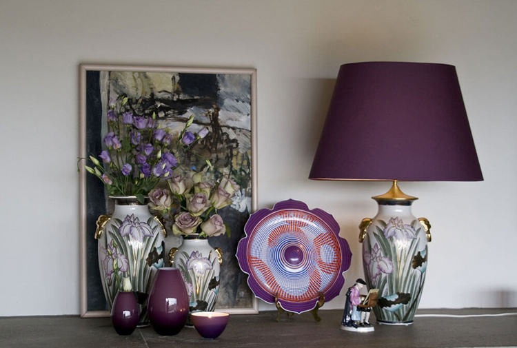 Stor flot bordlampe med blomster dekoration med lilla oval lampeskærm - BILLIG Bordlampe