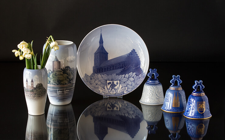 Royal Copenhagen church plates with motifs of churches and cathedrals. Here the catedral of Odense.