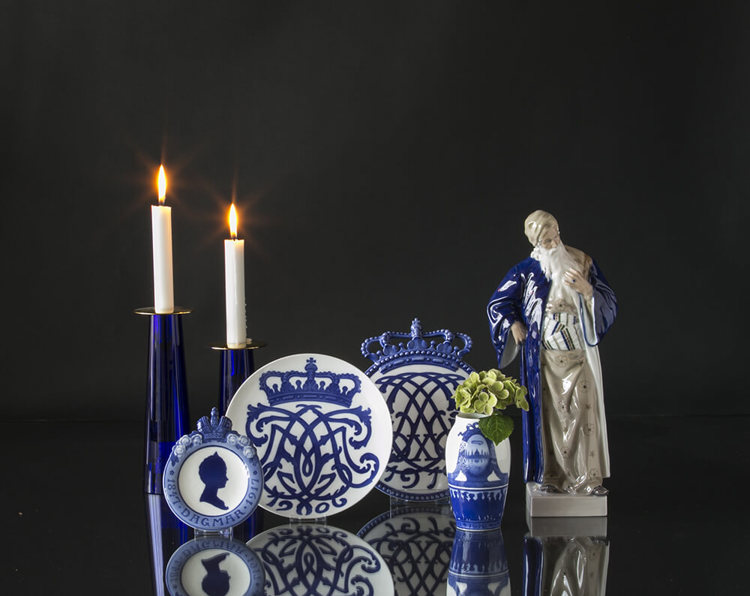 Einrichtung mit Gedenkteller, Vase, Asmussen Kerzenhalter und eine Figur von Nathan der Weise