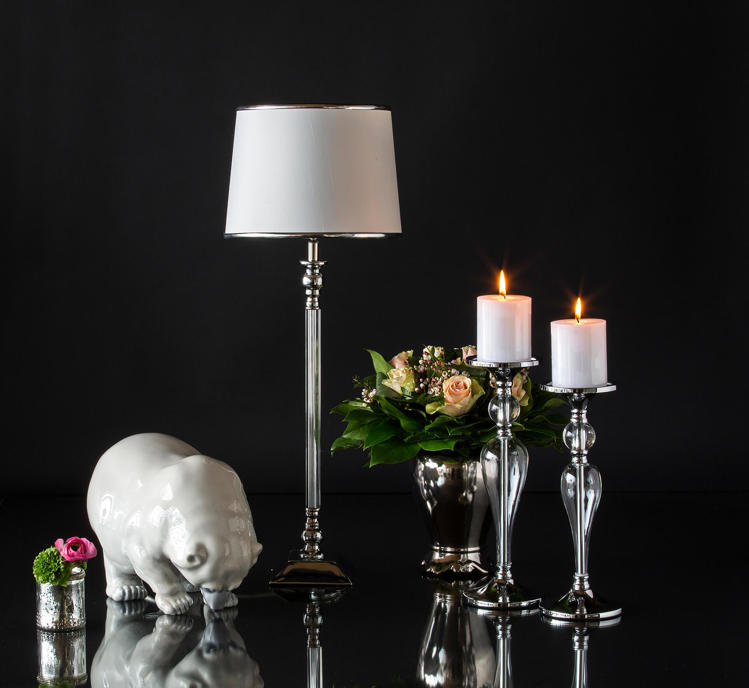 Große Figur von Eisbär zusammen mit Lampe, Kerzenhalter und Blumentopf