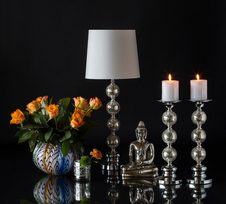 Farverig glasvase med buddha, lampe og lysestager