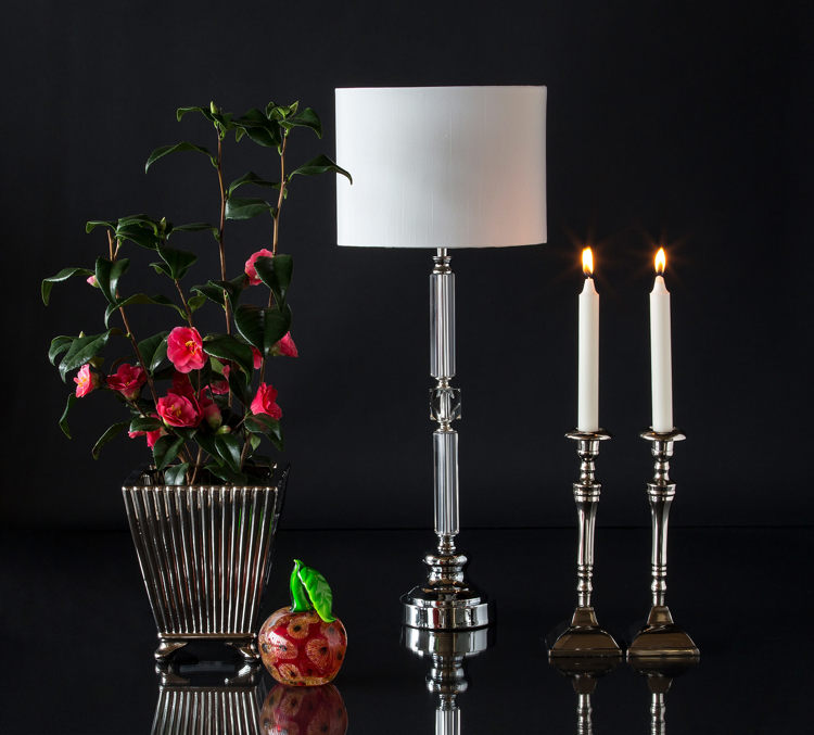 Großer Metallblumentopf mit Glasapfel, Tischlampe und Leuchter