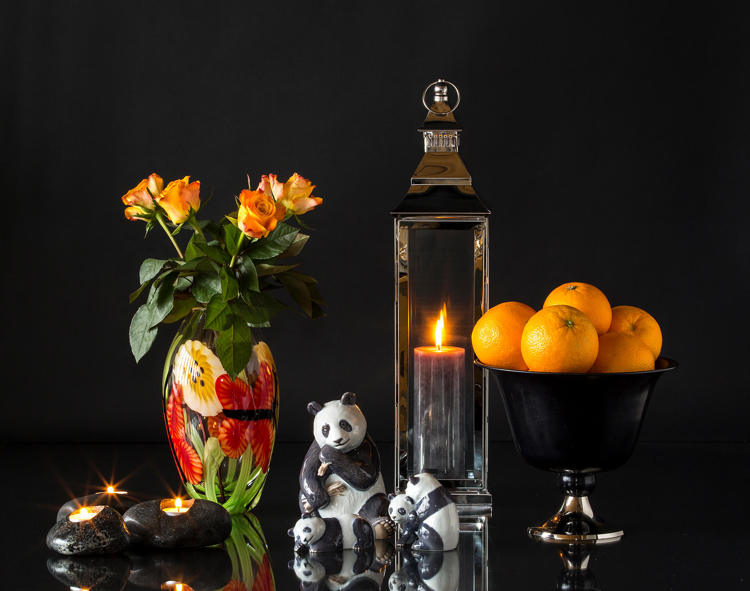 Figuren von Pandas mit schöner blumiger Vase, Laterne und Obstschale