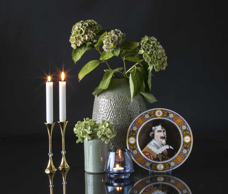 Large vase with plate of king Christian IV next to Asmussen hexa candlesticks