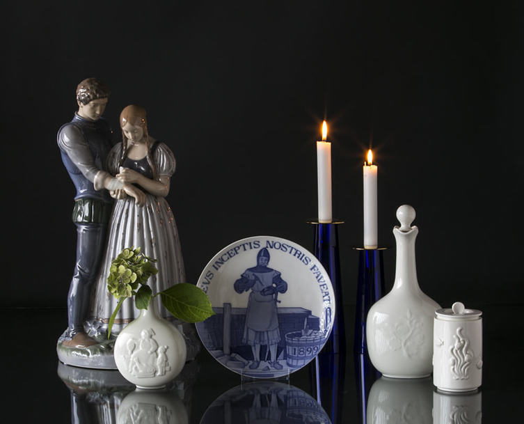 Figurine von Jungfrau und Ritter neben einem Freimaurerteller und Royal Copenhagen Krüge
