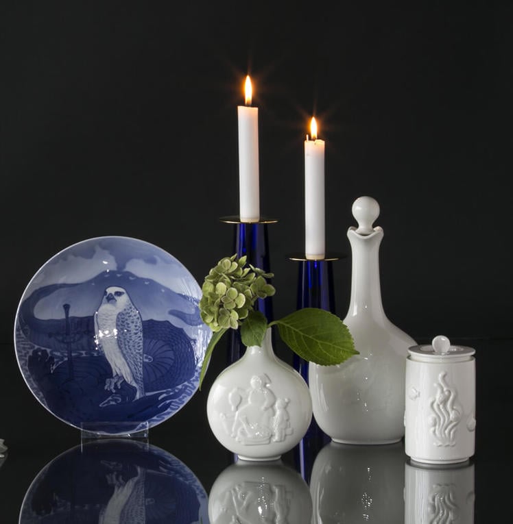 Teller mit isländischem Falken, Asmussen Leuchter und Royal Copenhagen Vasen und Krüge