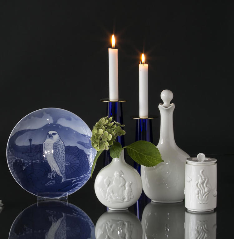 Platte med islandsk falk, asmussen lysestager og Royal Copenhagen vaser og krukker