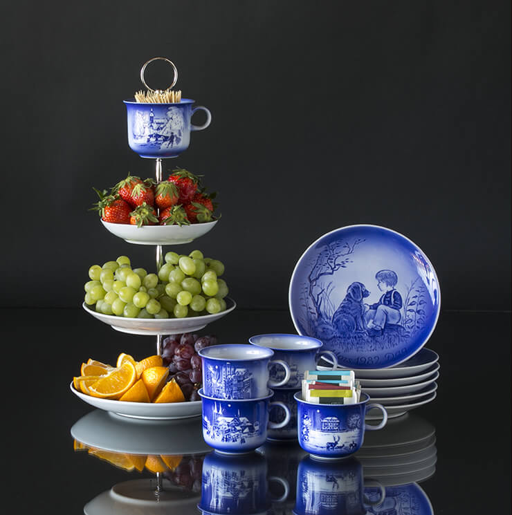 Etagere aus blauen und weißen Tellern und Kaffeetassen