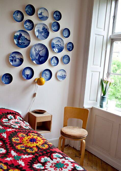 Wall decoration with plates in the bedroom
