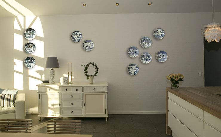 Wall decoration with plates