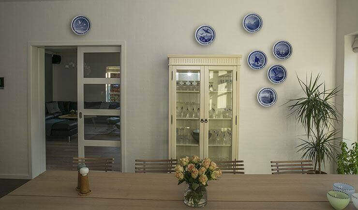 Wall decoration with plates