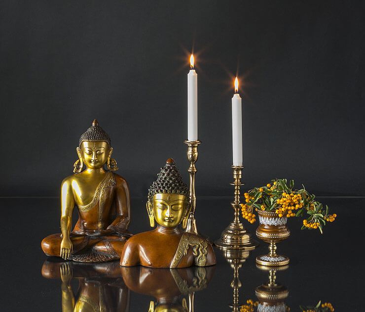 Buddha figurer med lysestager og lille vase