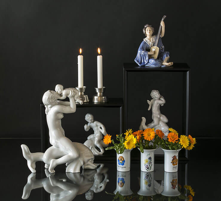 Stjernetegnsvaser med blomster og Royal White figurer