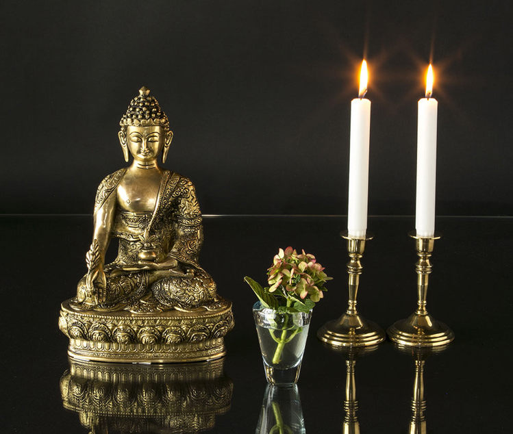 Messing Buddha Figur mit Glasvase mit Blumen