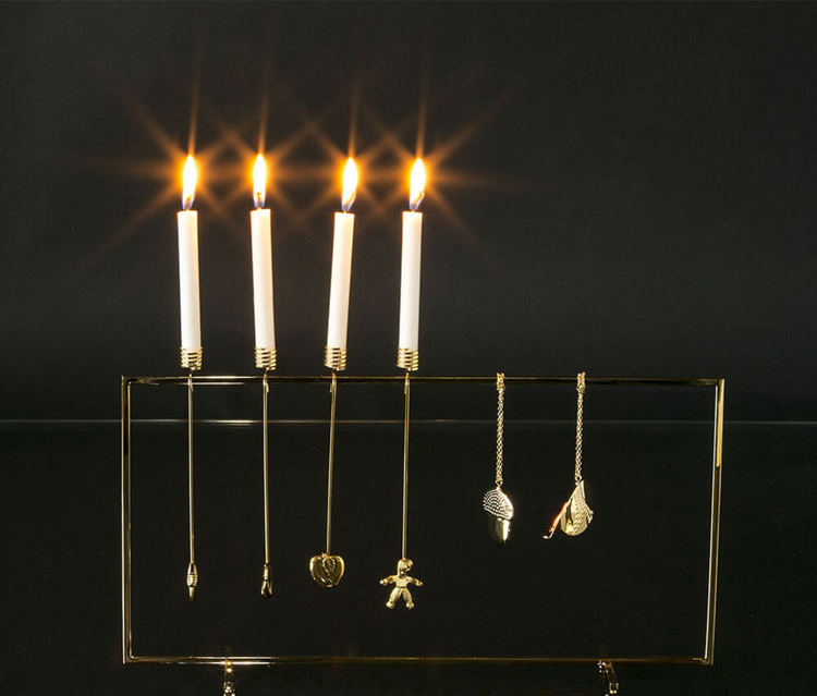 Georg Jensen juledisplay med lyseholdere og ornamenter