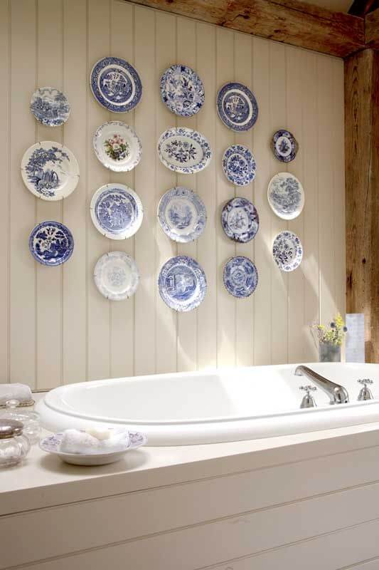 Bathroom with plates as wall decoration