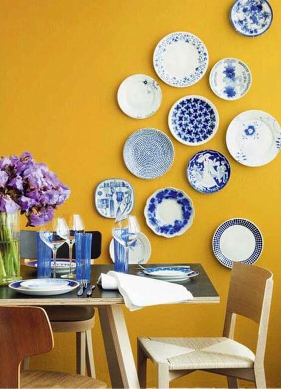 Platter på farverig væg