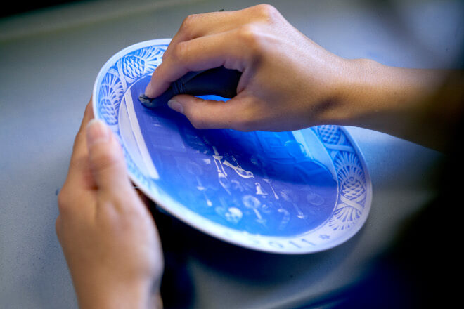 wiping of the Christmas plate