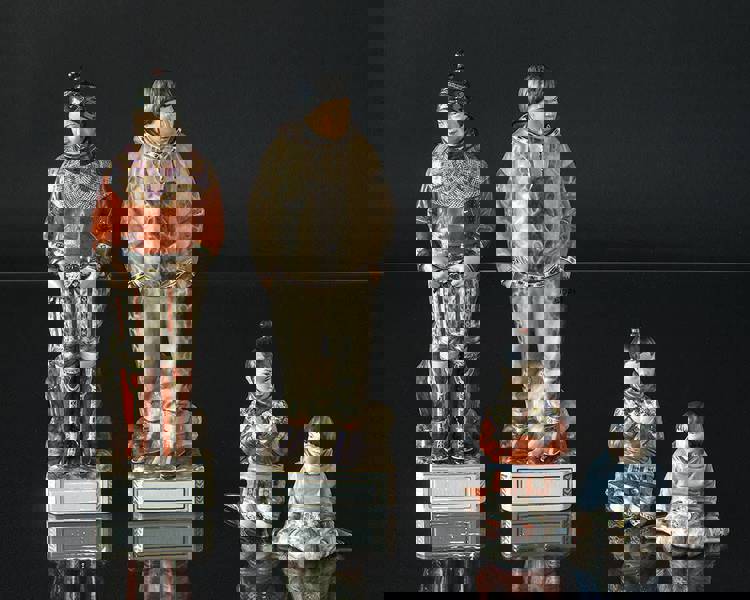 Grünländische Figuren in Überglasur