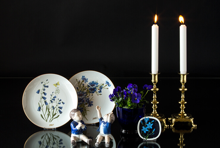 Mini platte with blue flowers together with plates and figurines