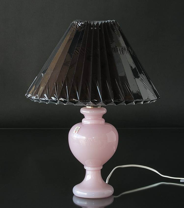Sort plisseskærm på lyserød lampe