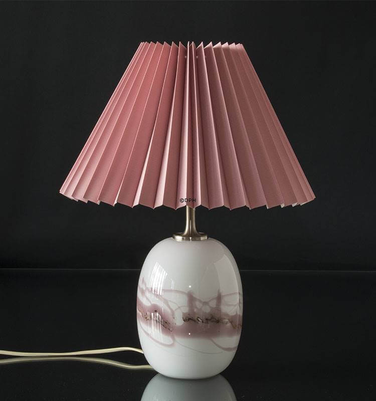 Lyserød plisse lampeskærm på Holmegaard sakura lampe