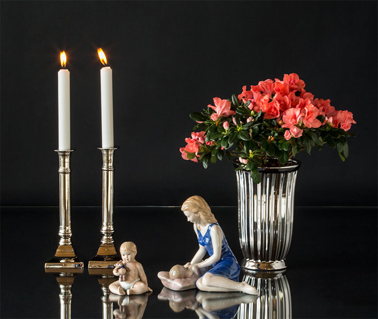 Royal Copenhagen mor og barn figurer sammen med metal lysestager og vase