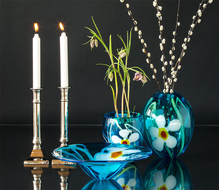 Glaskunst fade og vaser sammen med lysestager