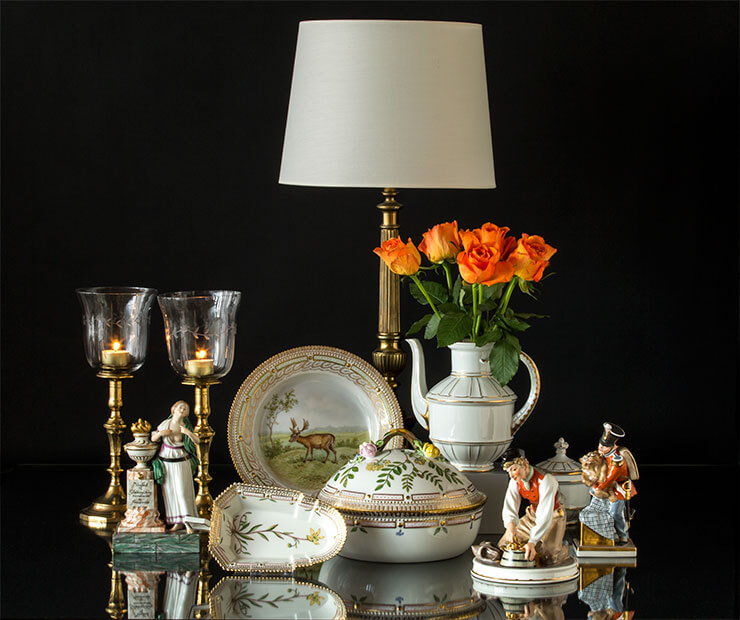 Royal Copenhagen Flora Danica og klassiske lysestager og bordlampe