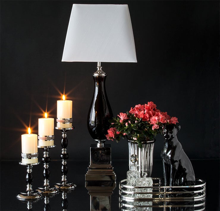Klassiske lyseestager, spejlbakker, vaser og lamper