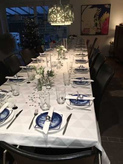 Dækket bord med Royal Copenhagen platter