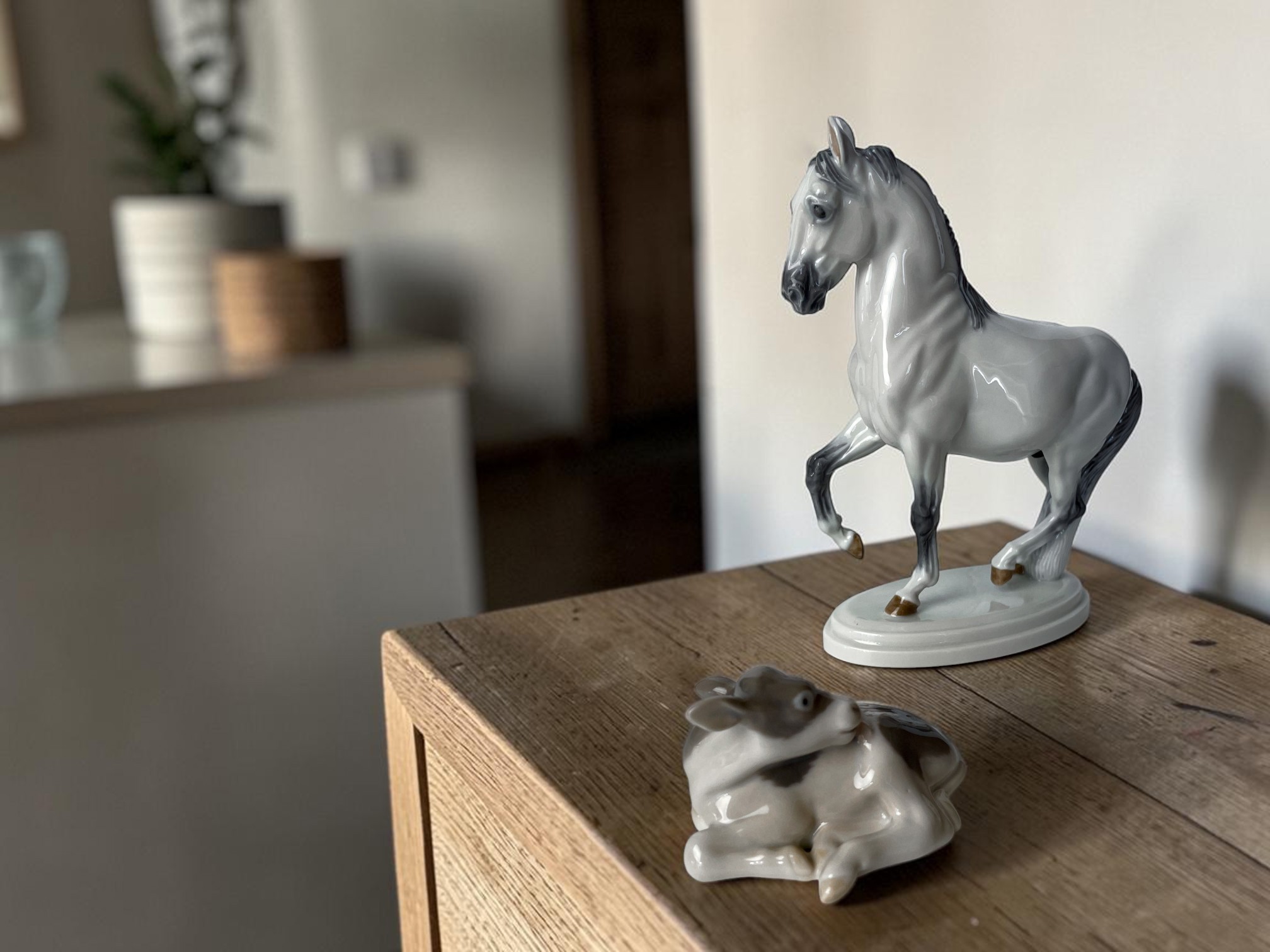 Porcelænsfigurer af hest og ko i moderne bolig