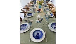 Smuk borddækning med porcelæn, glas og dekorationer – inspiration til fest og hverdag.