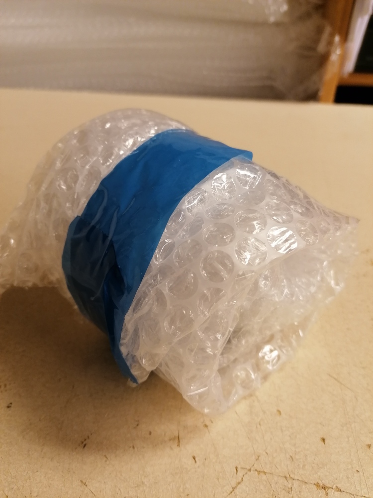 Porcelænsfigur pakket ind i beskyttende materiale